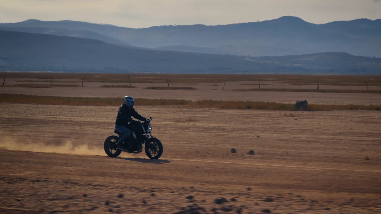 荒漠公路上的摩托车旅行